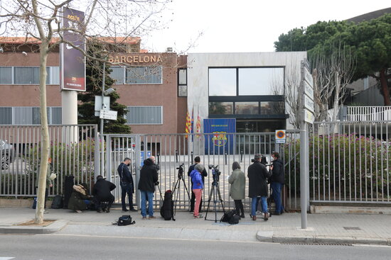 Journalists outside the FC Barcelona offices on March 1, 2021 (by Miquel Codolar)
